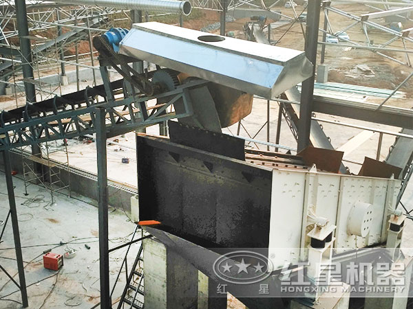 湖南某豆石破碎加工現(xiàn)場：帶振動篩、輸送帶