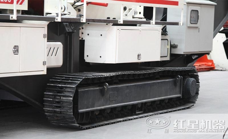 小型履帶石頭破碎機：履帶液壓驅(qū)動，砂廠暢通無阻