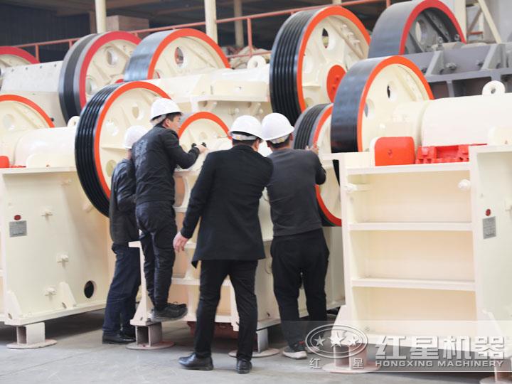 用戶到場參觀鄂式碎石頭機(jī)，查看細(xì)節(jié)