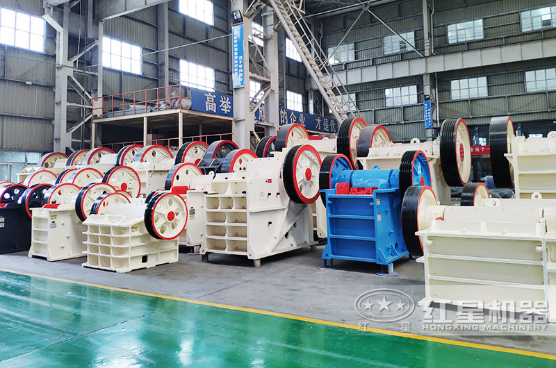 鄂式破碎機(jī)實(shí)拍，粗碎力度強(qiáng)